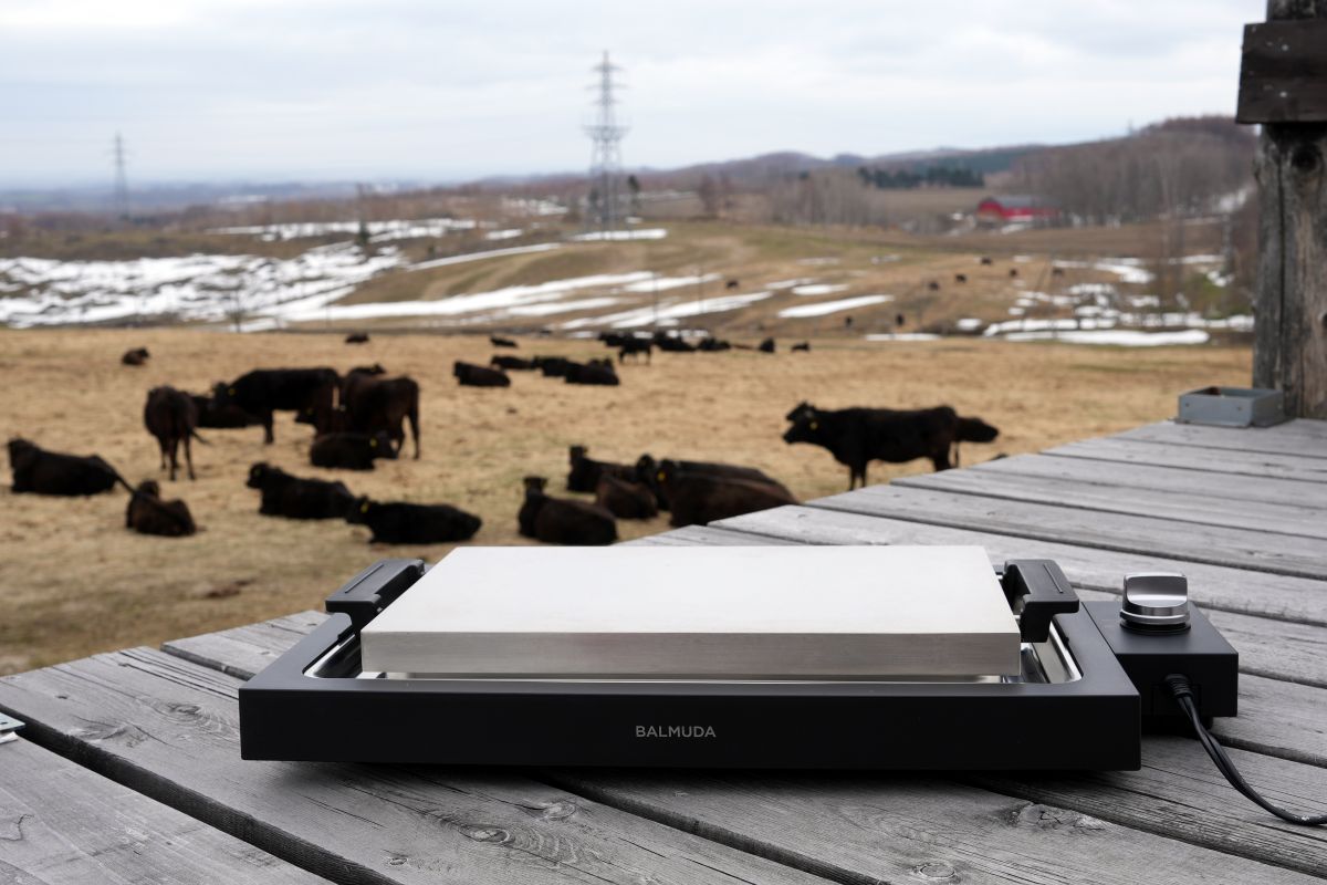 牧場にバルミューダの「ホットプレート」を持ち込んでみたの画像