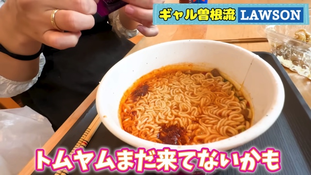 ギャル曽根、ローソンで爆買いの画像