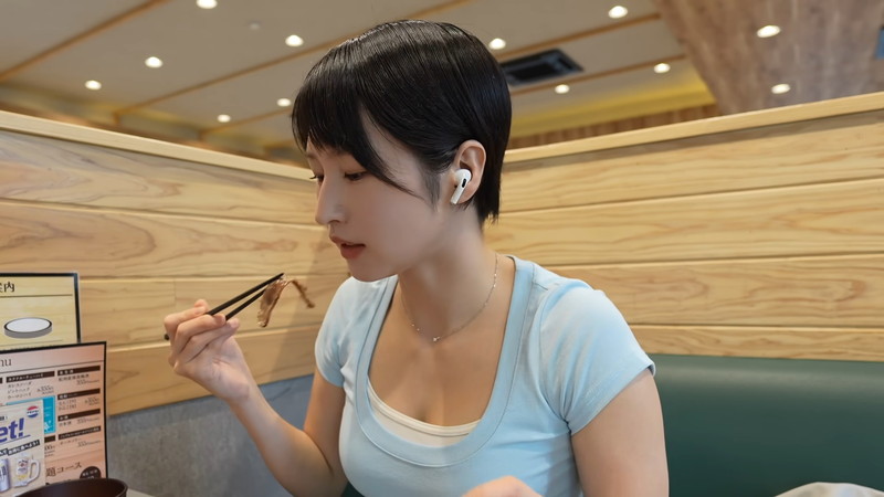 mii、大胆コーデで“激安食べ放題”を堪能の画像