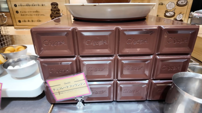 mii、大胆コーデで“激安食べ放題”を堪能の画像