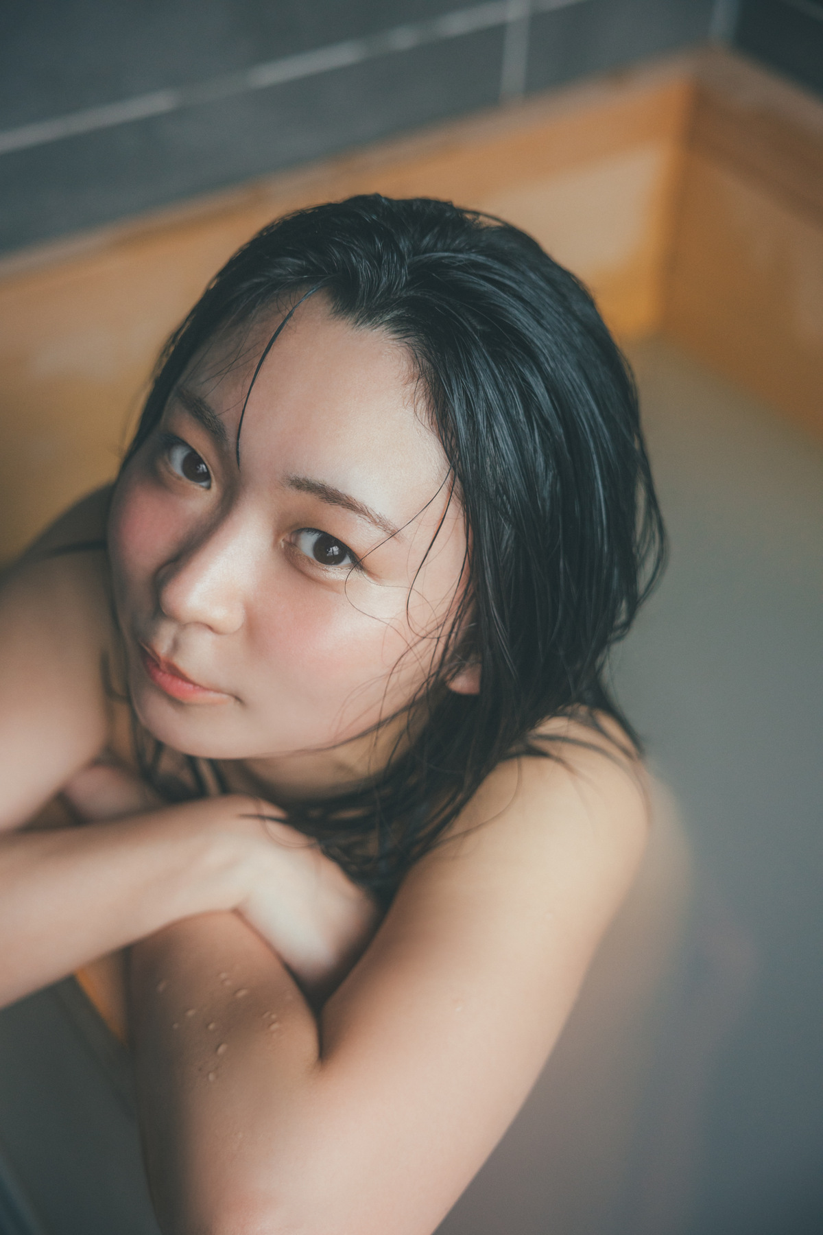 アンゴラ村長、自身初のグラビア写真集発売の画像