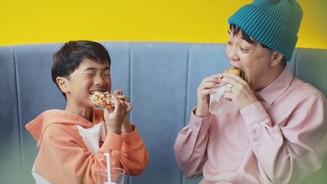 モスバーガー新ブランドCM『食べるHAPPY』篇より