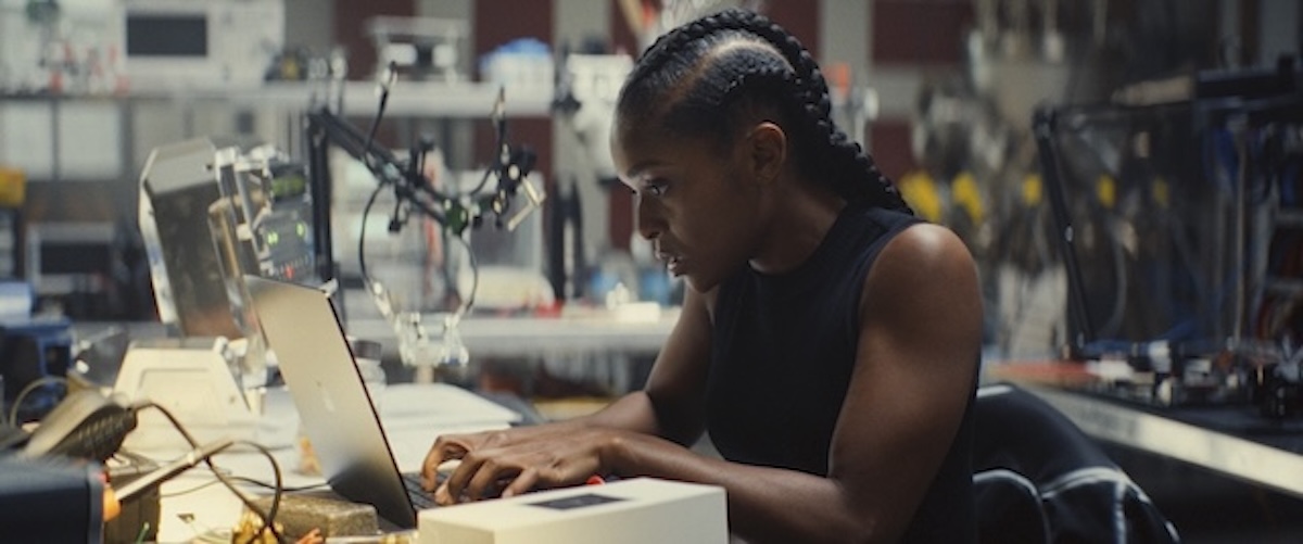 『アイアンハート』製作陣が語る特別映像