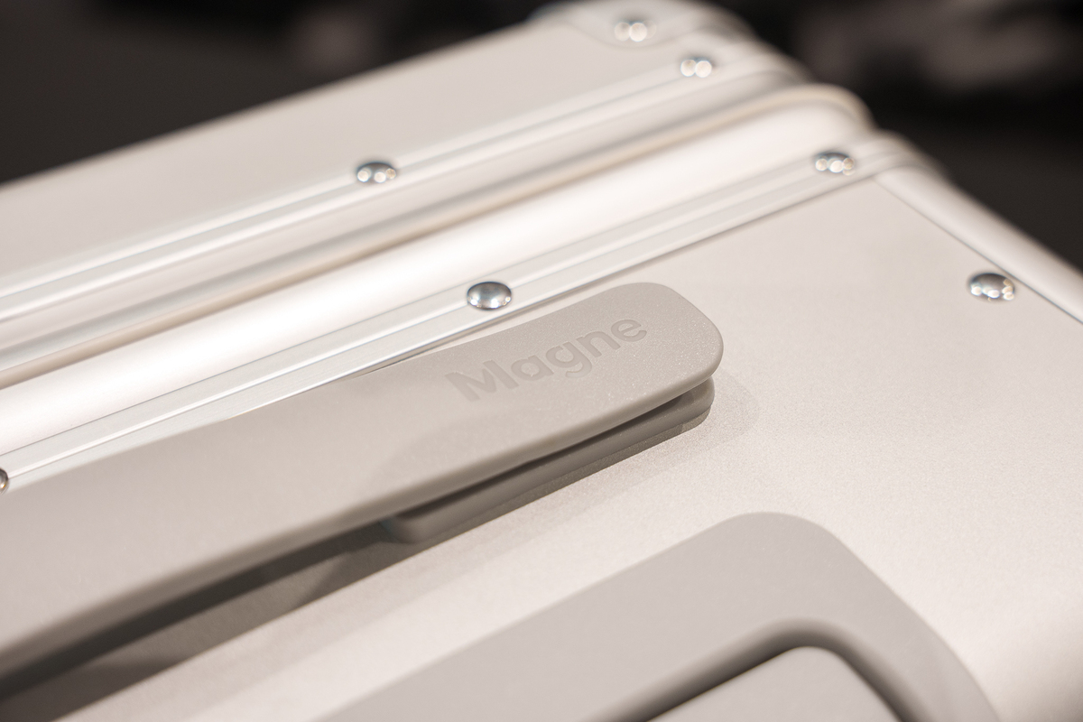 マグネシウム製スーツケース『Magne Suitcase』の画像