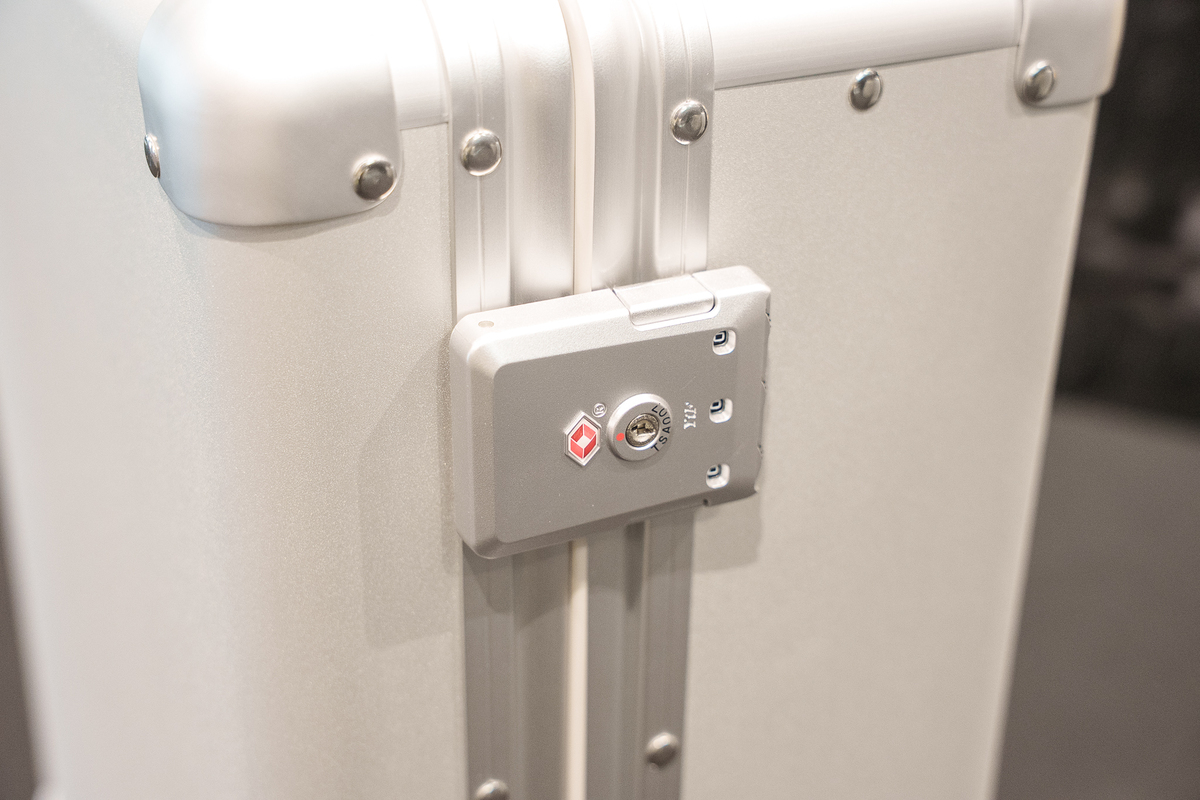 マグネシウム製スーツケース『Magne Suitcase』の画像