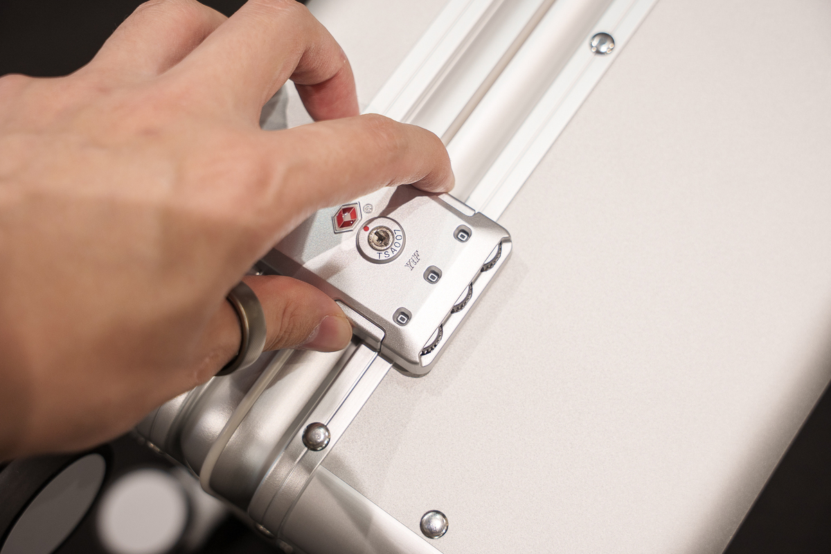 マグネシウム製スーツケース『Magne Suitcase』の画像