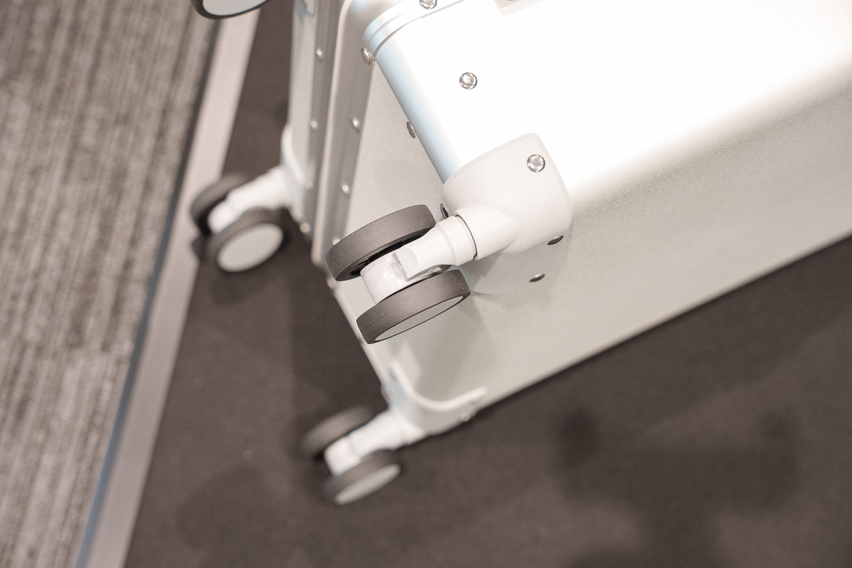 マグネシウム製スーツケース『Magne Suitcase』の画像