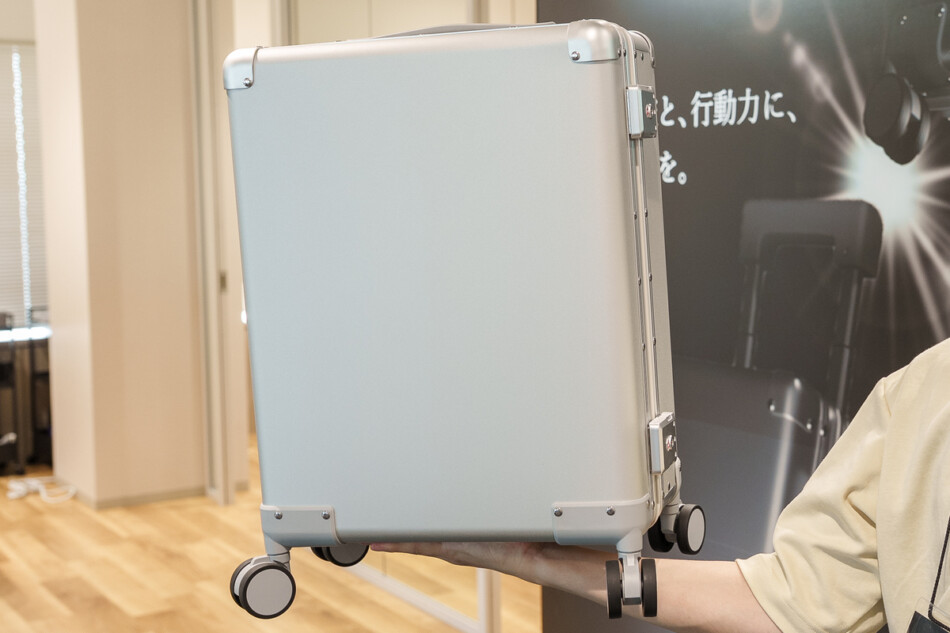 マグネシウム製スーツケース『Magne Suitcase』