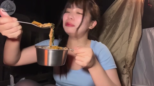 キャンプ女子、絶品料理を堪能の画像