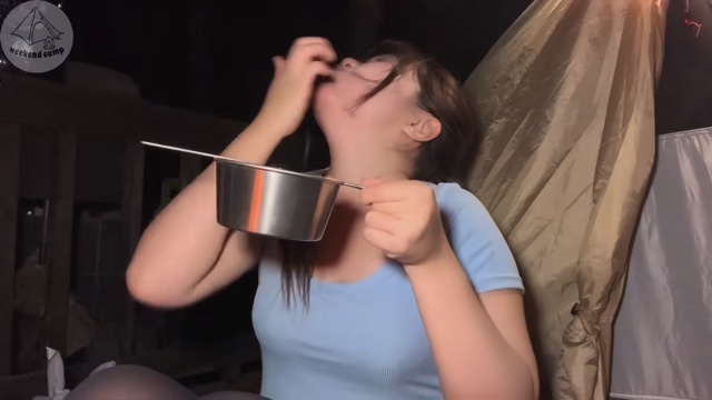 キャンプ女子、絶品料理を堪能の画像