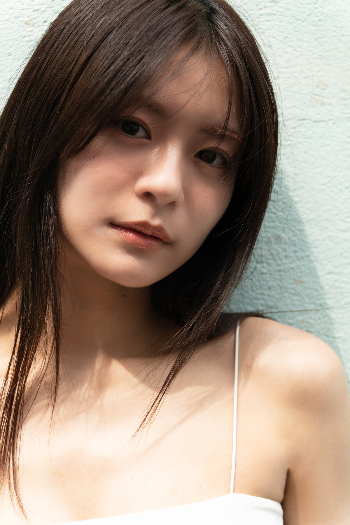 永瀬莉子、キャミソール姿で美しいデコルテの画像