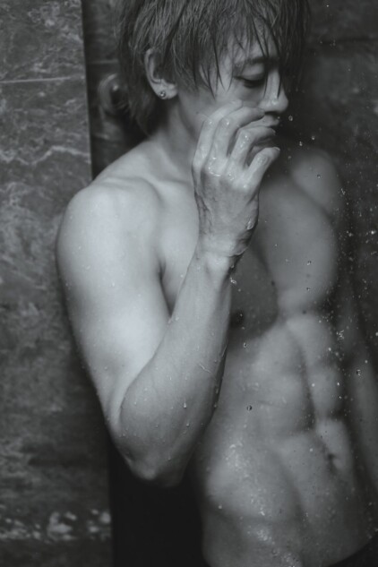 超特急・シューヤ、体脂肪6%の腹筋を披露