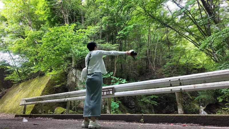 mii、大胆ワンピで“格安宿”を満喫の画像