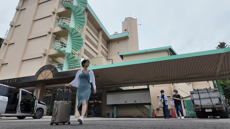 mii、大胆ワンピで“格安宿”を満喫の画像