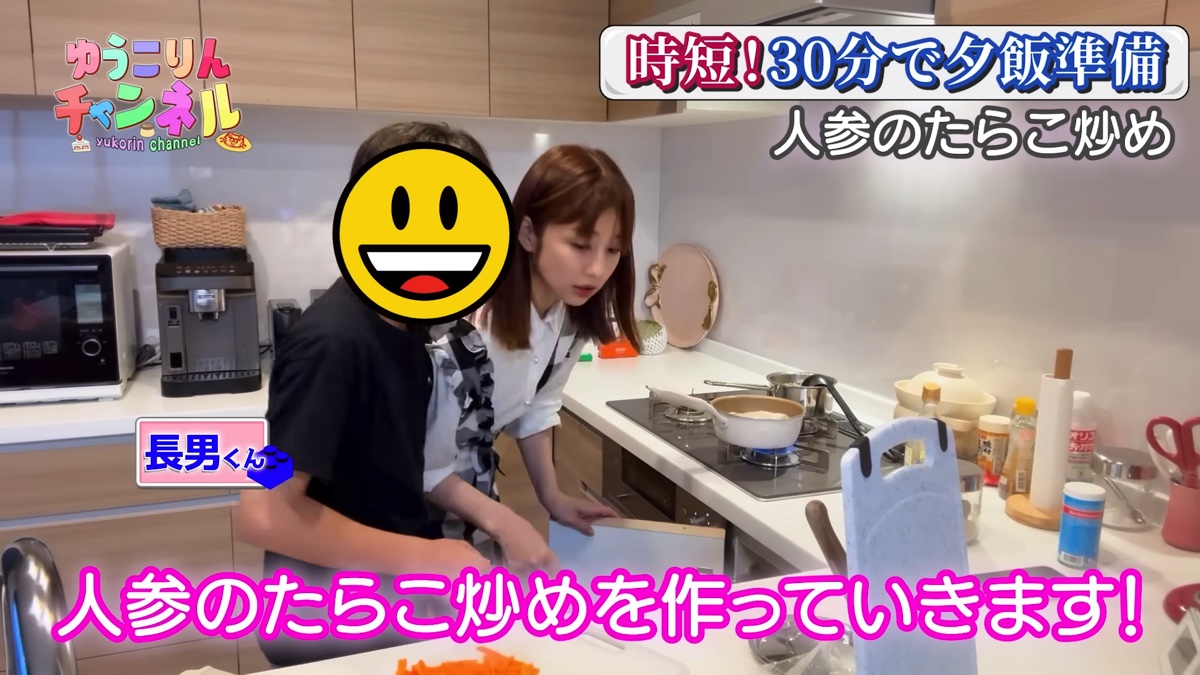 小倉優子、長男と夕食作りの画像