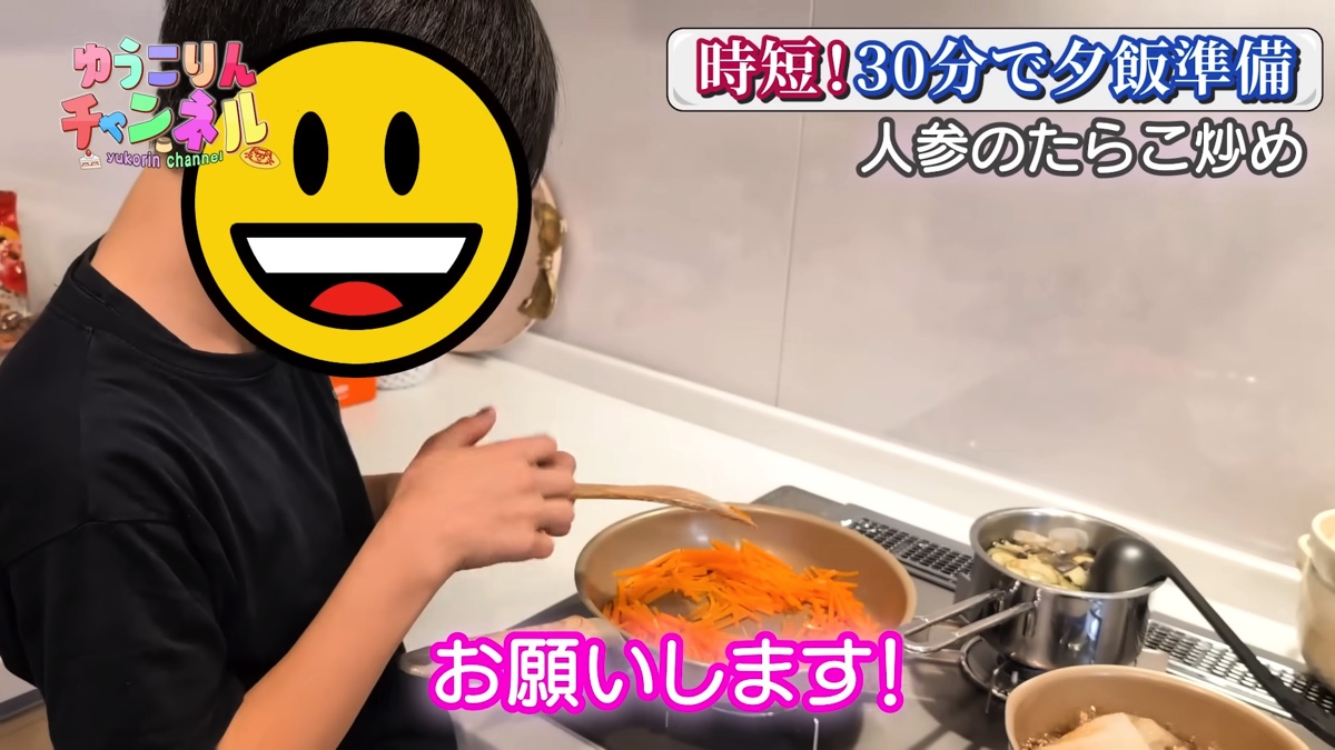 小倉優子、長男と夕食作りの画像