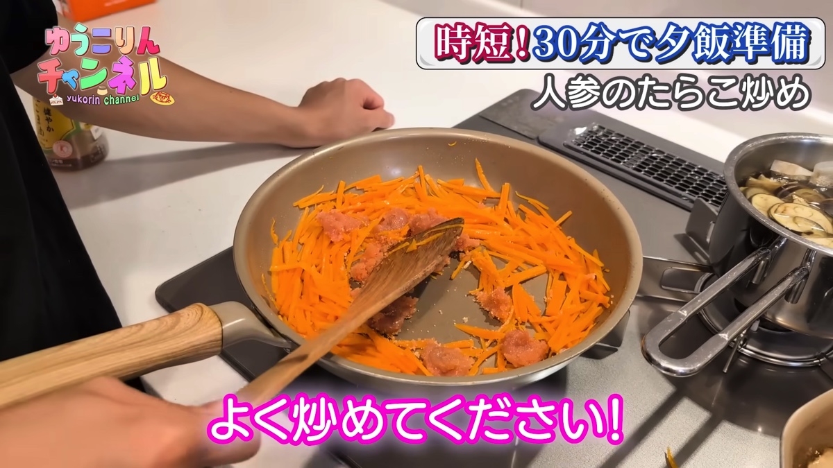 小倉優子、長男と夕食作りの画像