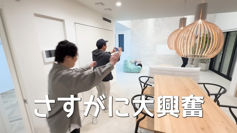 パンサー尾形、新居のリビングを公開の画像