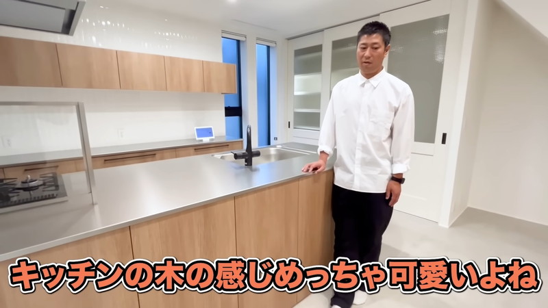 パンサー尾形、新居のリビングを公開の画像