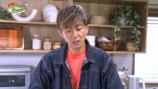 木村拓哉、冷凍餃子を手慣れた手つきで焼くの画像