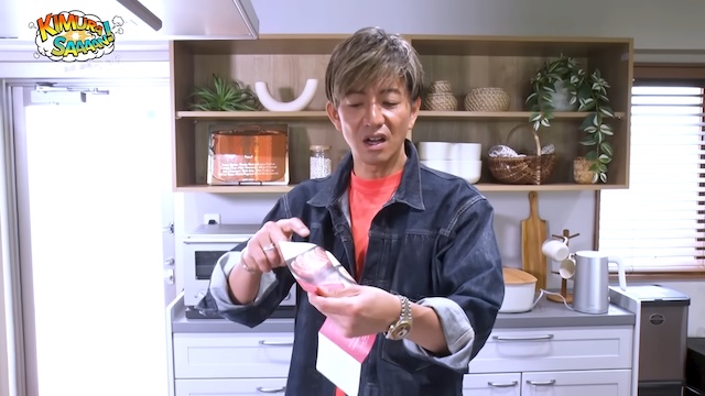 木村拓哉、冷凍餃子を手慣れた手つきで焼くの画像