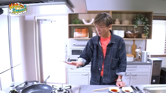 木村拓哉、冷凍餃子を手慣れた手つきで焼くの画像