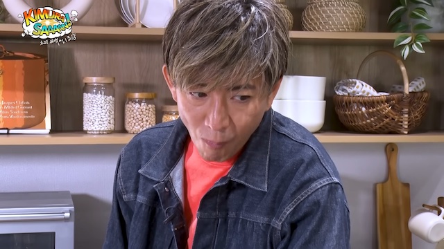 木村拓哉、冷凍餃子を手慣れた手つきで焼くの画像