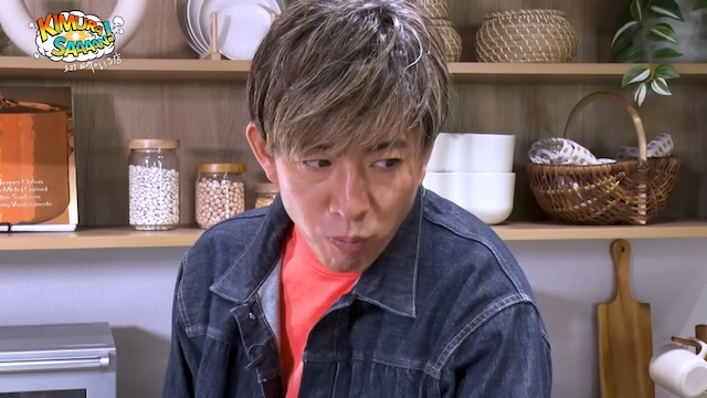 木村拓哉、冷凍餃子を手慣れた手つきで焼くの画像