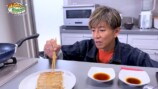 木村拓哉、冷凍餃子を手慣れた手つきで焼くの画像