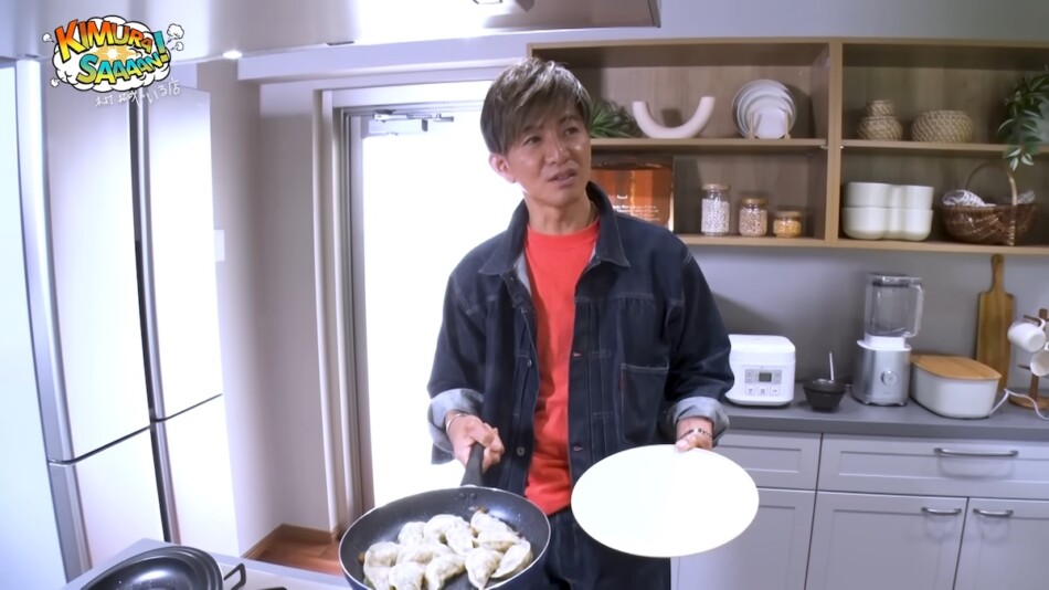 木村拓哉、冷凍餃子を手慣れた手つきで焼く