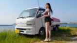 車中泊女子YouTuber、つまみ片手に豪快にビールを流し込み晩酌堪能「マジうまい」