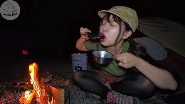 キャンプ女子、網焼き料理を頬張り悶絶の画像