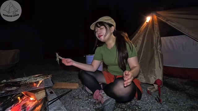 キャンプ女子、網焼き料理を頬張り悶絶の画像