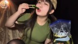キャンプ女子、網焼き料理を頬張り悶絶の画像