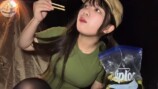 キャンプ女子、網焼き料理を頬張り悶絶の画像