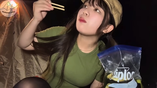 キャンプ女子、網焼き料理を頬張り悶絶の画像