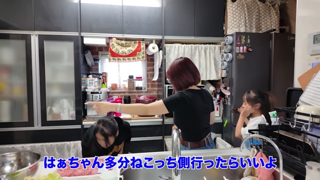 男7女の大家族YouTuber、夕食作りを公開の画像