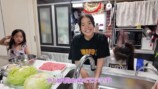 男7女の大家族YouTuber、夕食作りを公開の画像