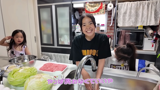 男7女の大家族YouTuber、夕食作りを公開の画像