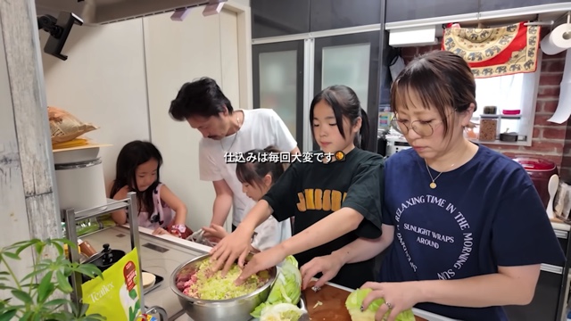 男7女の大家族YouTuber、夕食作りを公開の画像