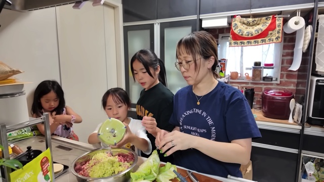 男7女の大家族YouTuber、夕食作りを公開の画像