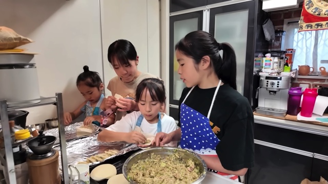 男7女の大家族YouTuber、夕食作りを公開の画像