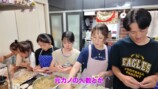 男7女の大家族YouTuber、夕食作りを公開の画像