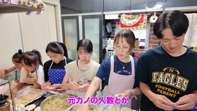 男7女の大家族YouTuber、夕食作りを公開の画像