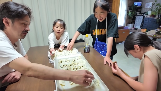 男7女の大家族YouTuber、夕食作りを公開の画像