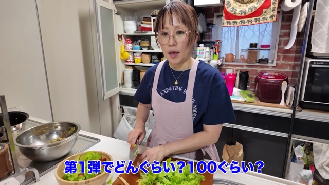 男7女の大家族YouTuber、夕食作りを公開の画像