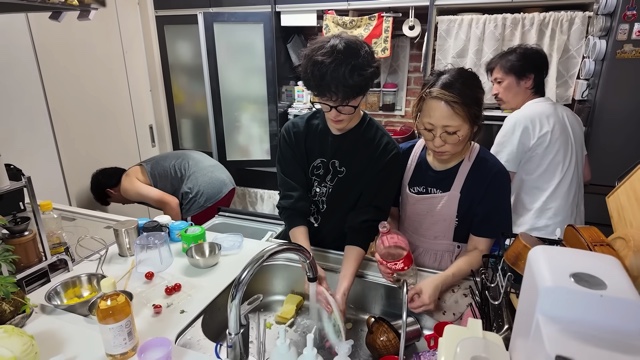男7女の大家族YouTuber、夕食作りを公開の画像