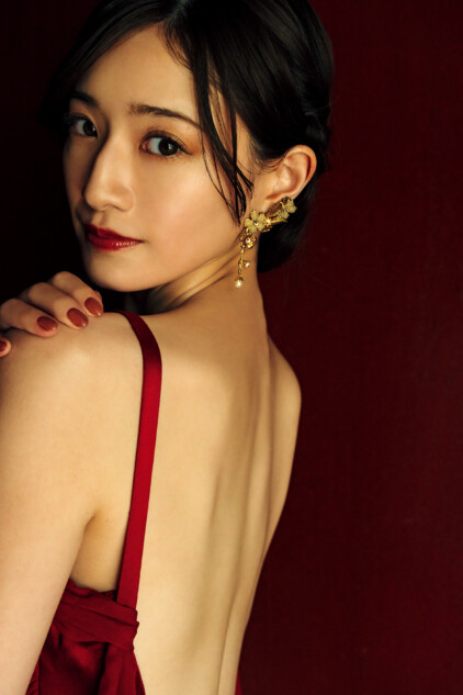 中田花奈、美しい背中を大胆披露