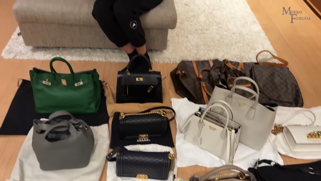 初代バチェロレッテ、私物の鞄を紹介の画像