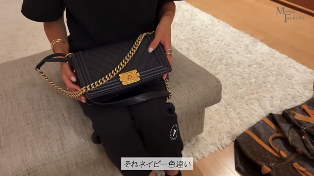 初代バチェロレッテ、私物の鞄を紹介の画像